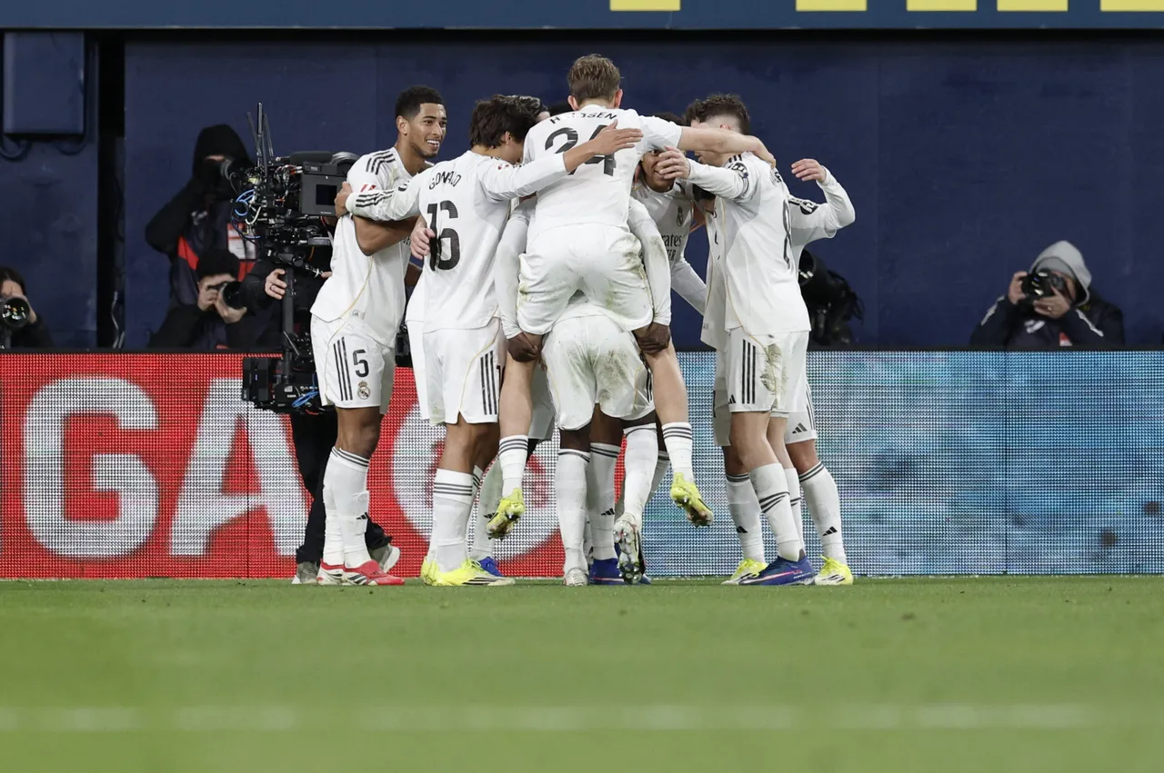 El delantero francés del Real Madrid Kylian Mbappé celebra con sus compañeros su segundo gol de penalti