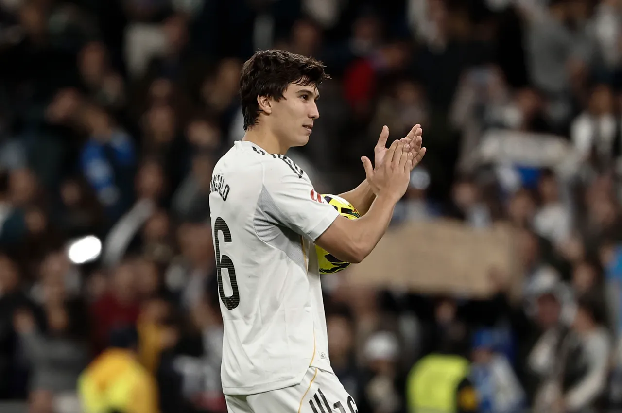 El delantero del Real Madrid Gonzalo García se lleva el balón tras marcar tres goles en el partido de LaLiga
