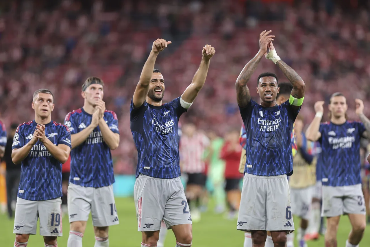 Los jugadores del Arsenal celebran la victoria con su afición al finalizar el primer partido