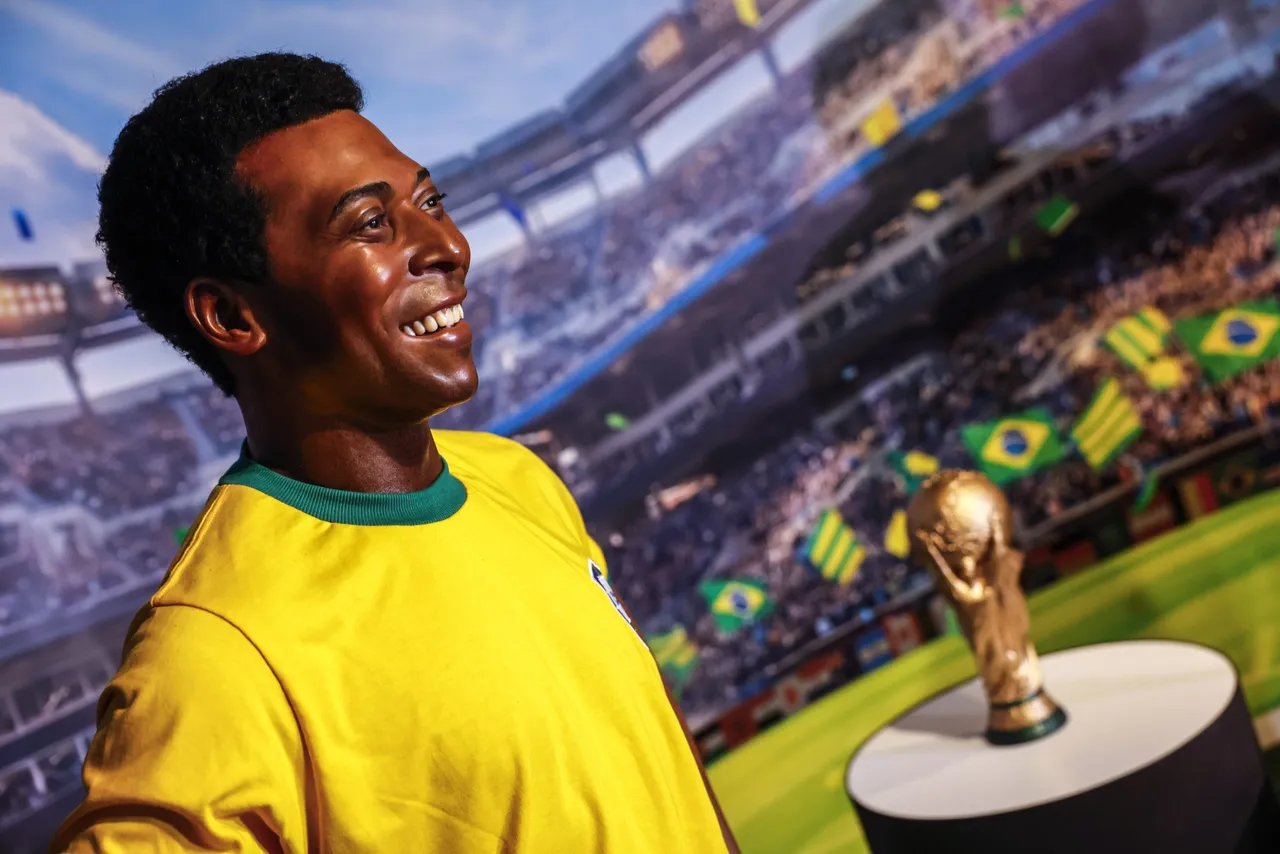 Museo AquaRio exhibe escultura de Pelé hecha en Londres durante dos años