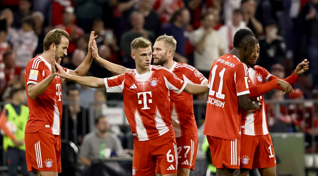 Harry Kane of Bayern Munich (L) celebrates with teammates