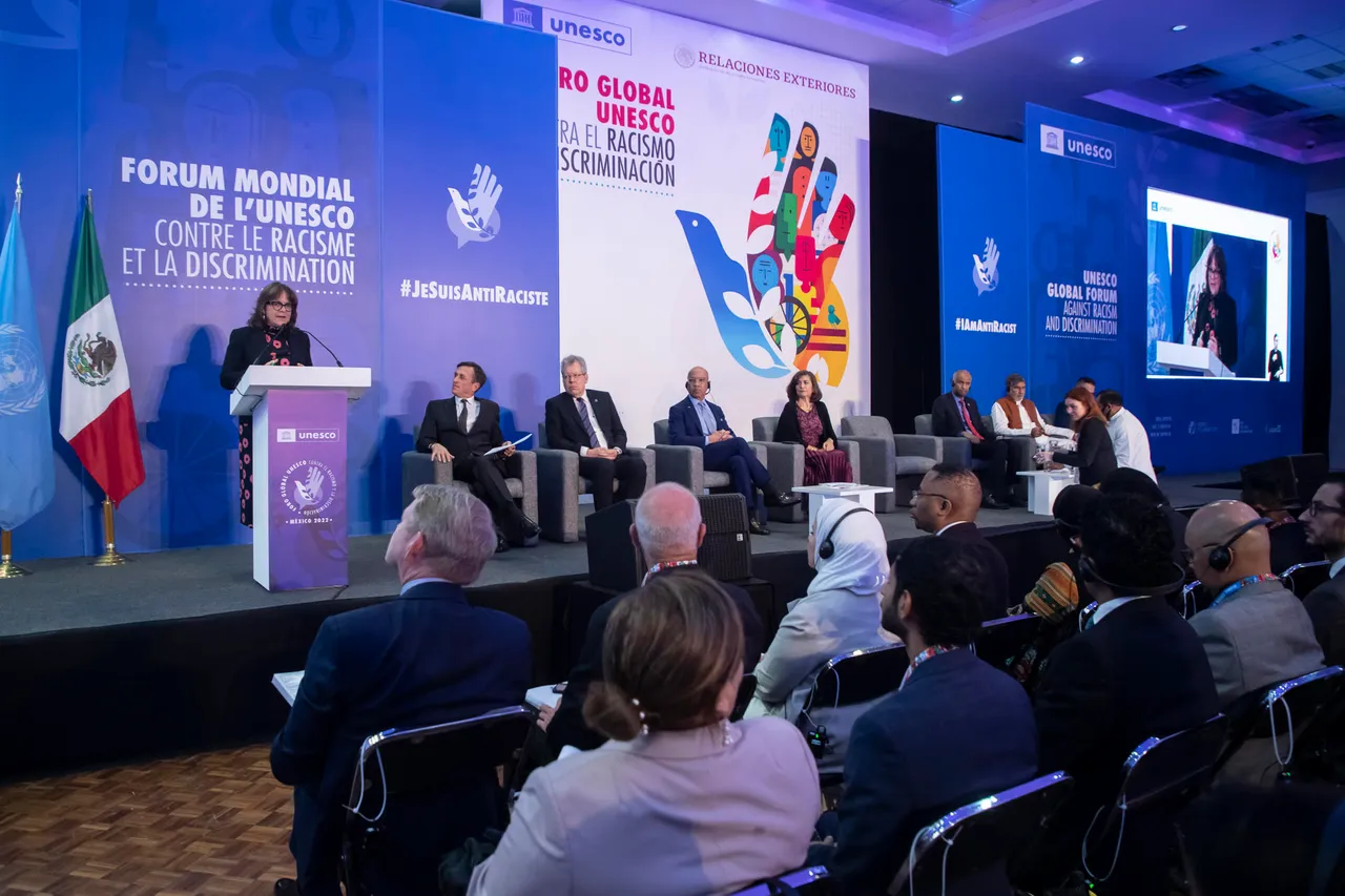 México reúne a políticos, ONG y activistas sociales para combatir el racismo