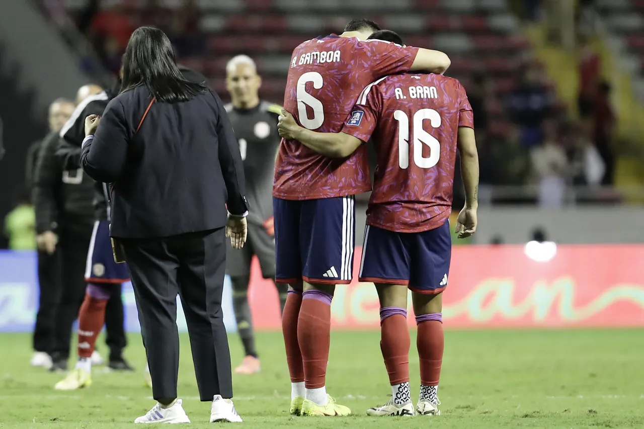 lexis Gamboa (i) y Alejandro Bran de Costa Rica se lamentan este martes, en un partido por las eliminatorias de Concacaf al Mundial 2026 entre Costa Rica