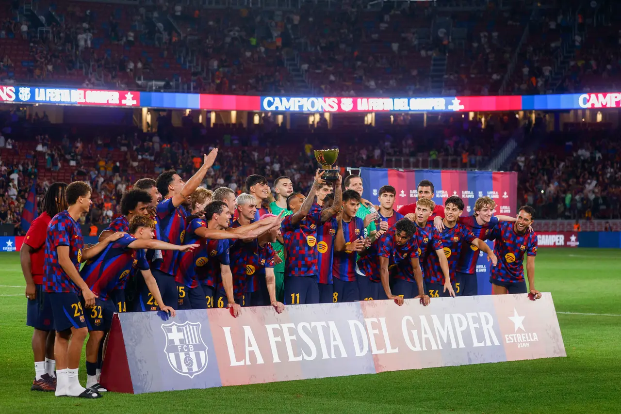 Los jugadores del Barcelona posan con el trofeo al finalizar el partido del Trofeo Joan Gamper que FC Barcelona