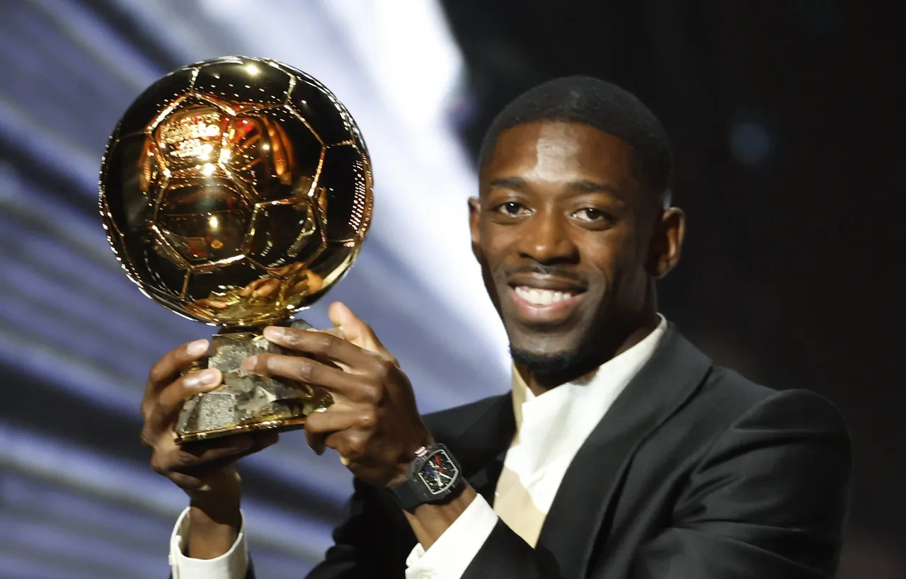 El francés Ousmane Dembelé, delantero del París Saint Germain, fue galardonado este lunes con el Balón de Oro 2025 que concede