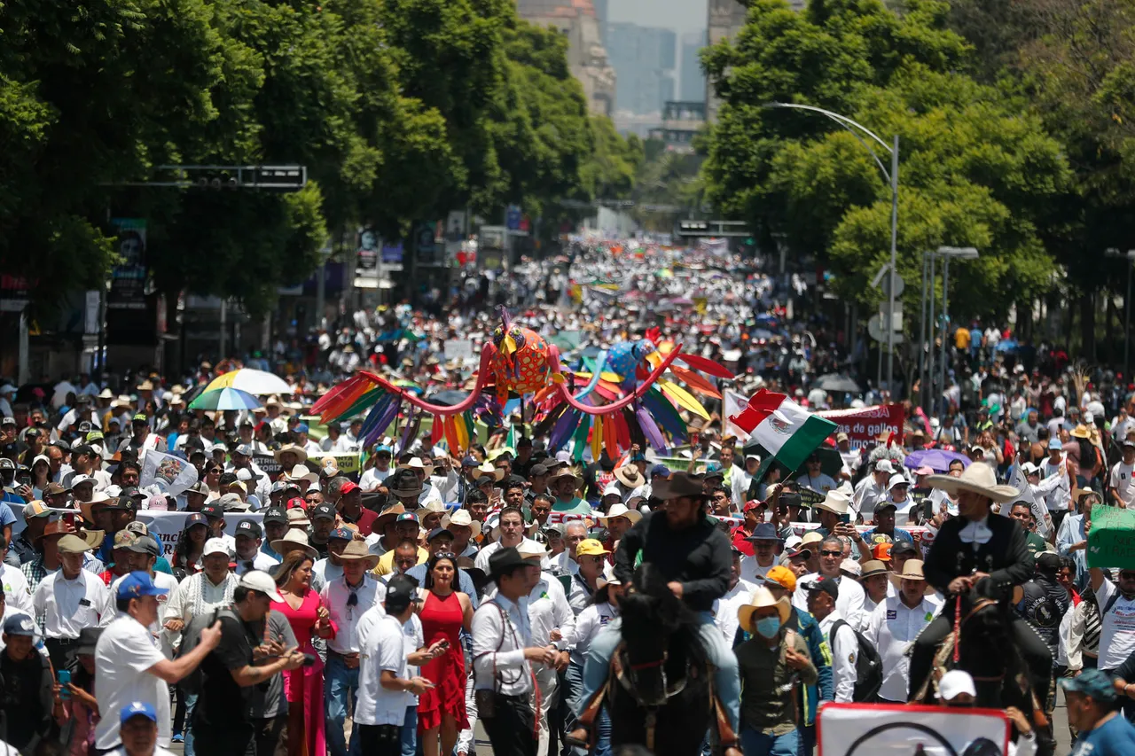 Defensores de la tauromaquia y los gallos marchan hasta el Palacio Nacional de México