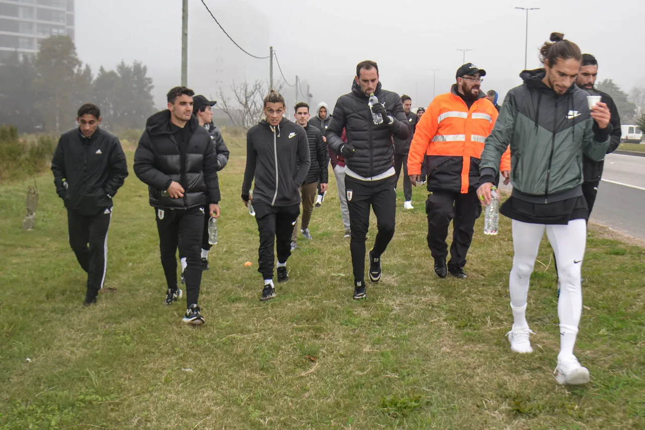 Jugadores de la selección uruguaya pasean por Montevideo