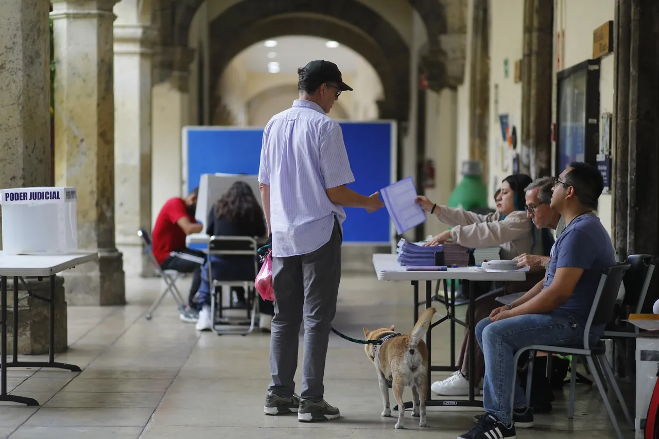 Abren los centros de votación para la inédita elección judicial en México