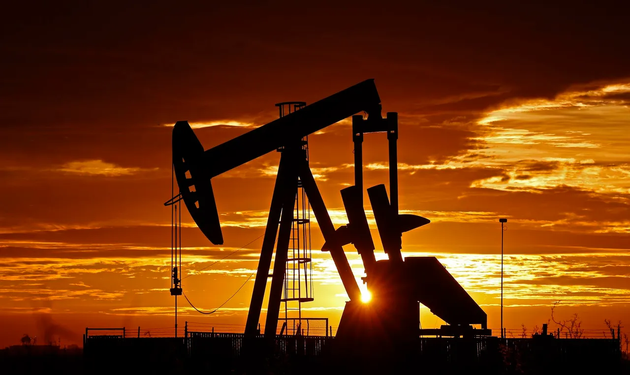 El petróleo de Texas cae un 6,6 % lastrado por aumento en producción de OPEP+ y aranceles