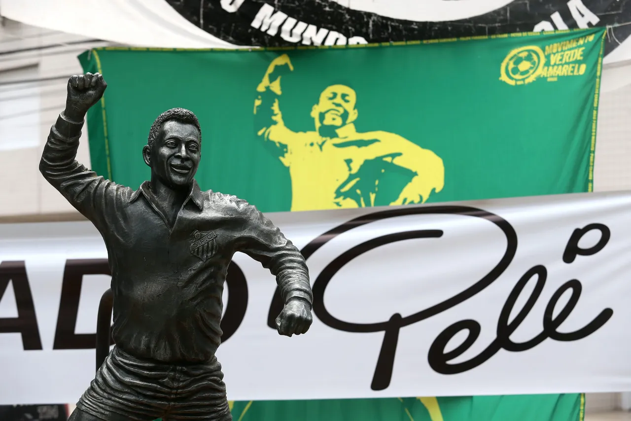 Homenaje al recién fallecido Pelé en Santos