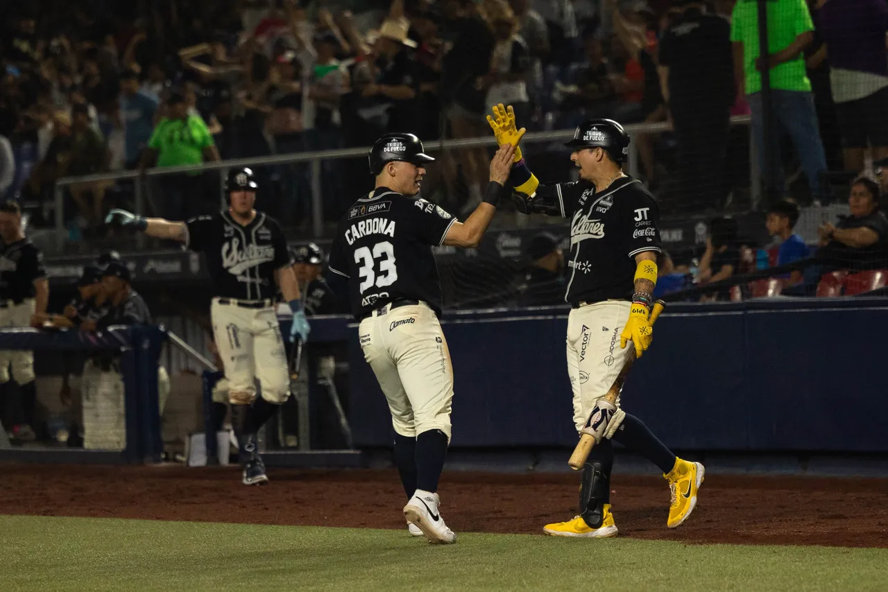 Sultanes de Monterrey celebrando su victoria contra Algodoneros de Unión Laguna. El equipo avanzó a la Serie de Campeonato de la Zona Norte en los playoffs de la LMB.