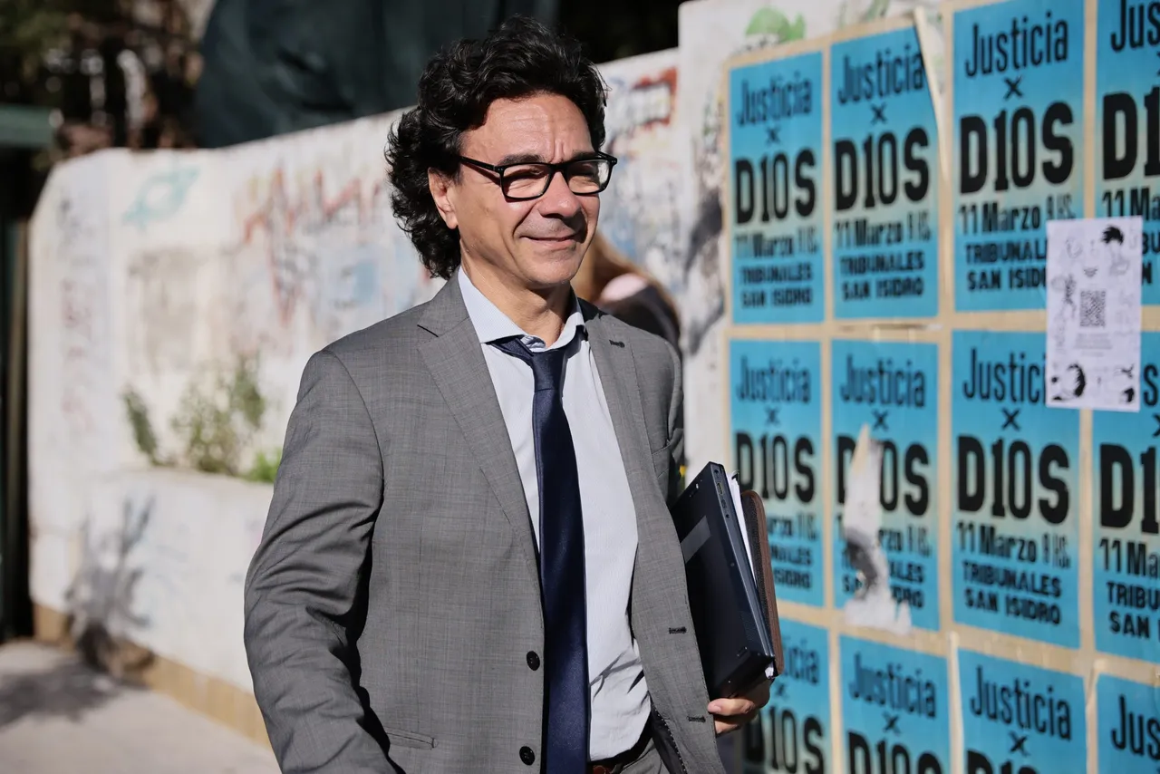 Audiencia del juicio de Maradona comienza con polémica en torno la marca del astro