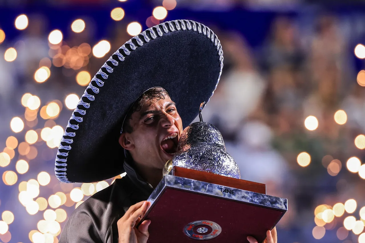 El italiano Flavio Cobolli posa con el trofeo tras derrotar por 7-6(4) y 6-4 al estadounidense Frances Tiafoe