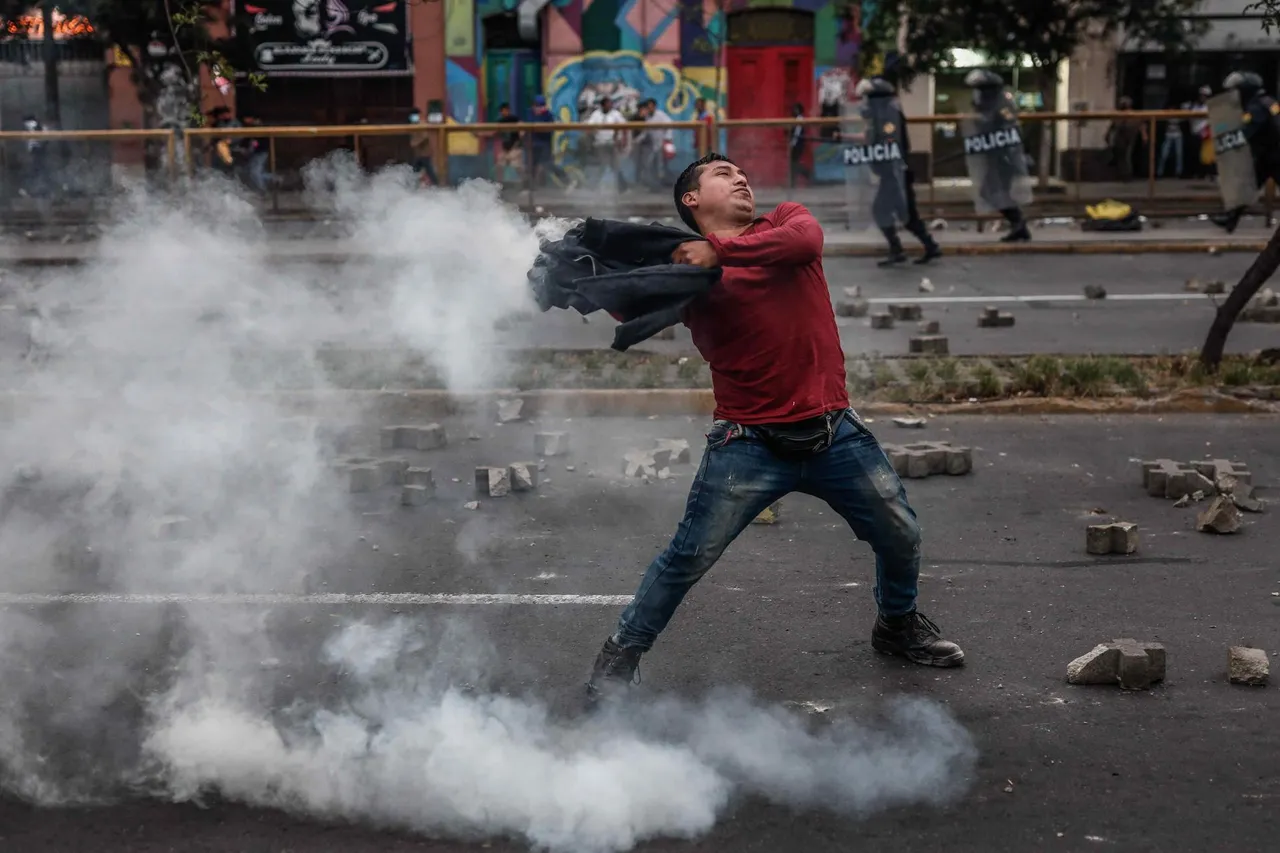 Simpatizantes y opositores de Castillo se enfrentan ante su centro de arresto