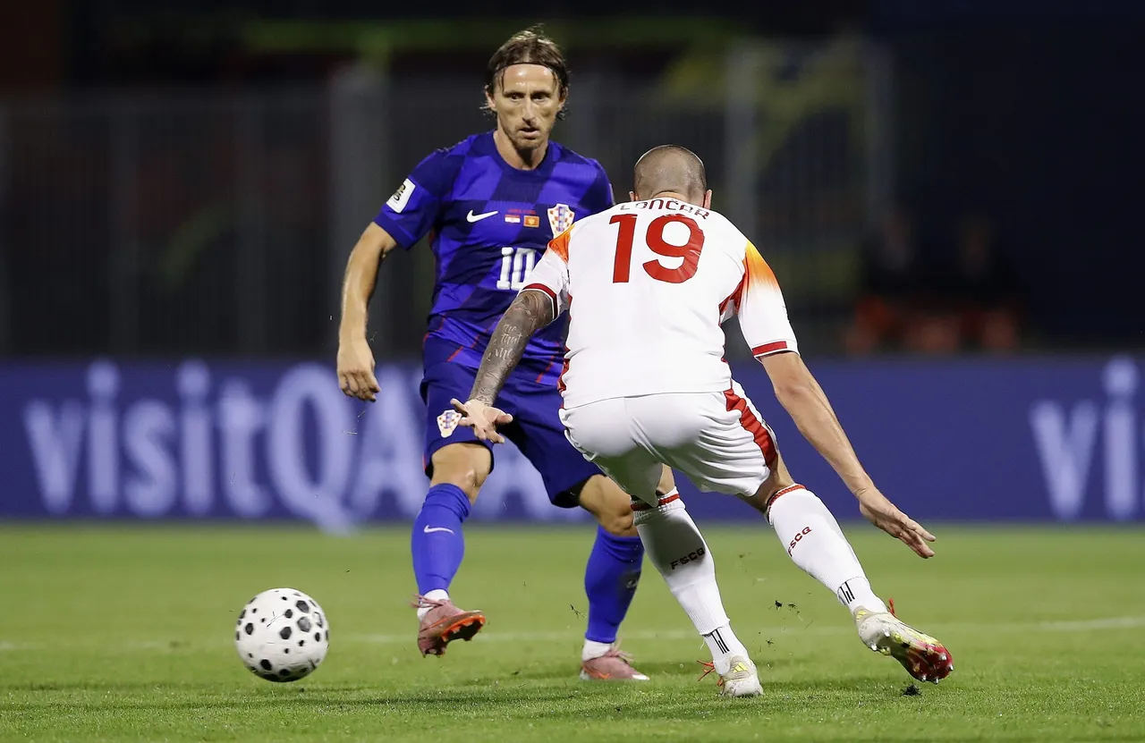 Luka Modric de Croacia (izq.) en acción contra Stefan Loncar de Montenegro (izq.) durante la Copa Mundial de 2026.