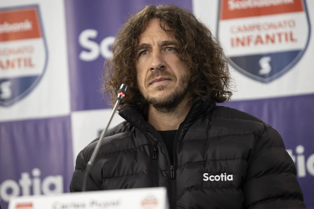 Excapitán del Barcelona Carles Puyol juega con niños durante su visita a Santiago de Chile