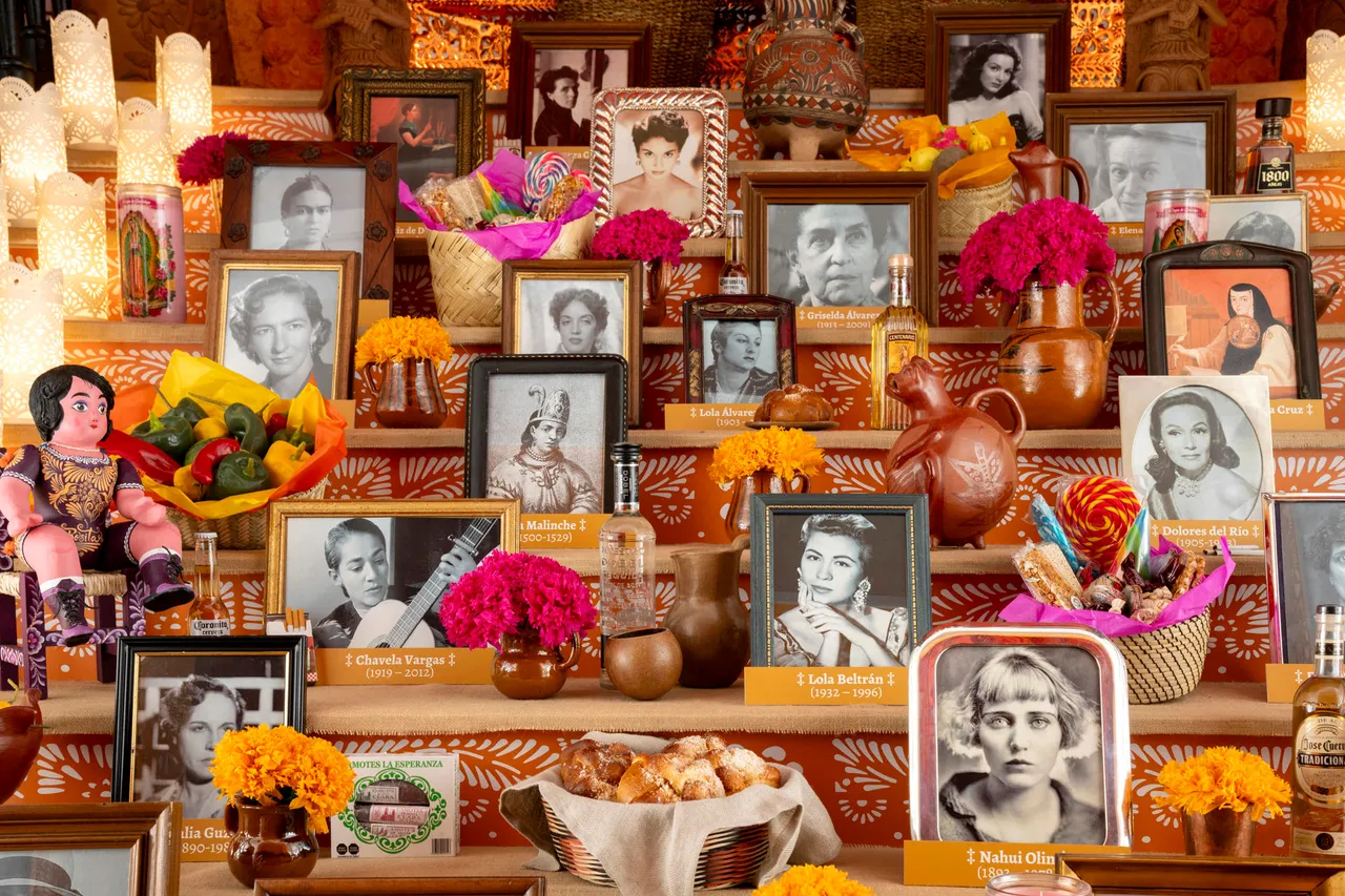La Casa de México en Madrid inaugura su altar de Muertos para rendir honor a las mujeres