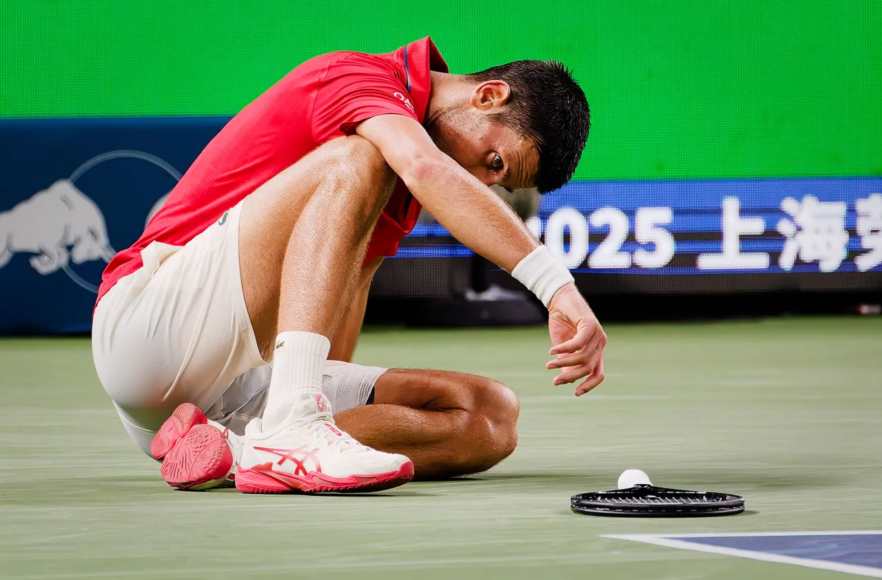 Novak Djokovic, aparentemente mermado por una dolencia en el tobillo izquierdo de la que tuvo que ser varias veces atendido, abatido