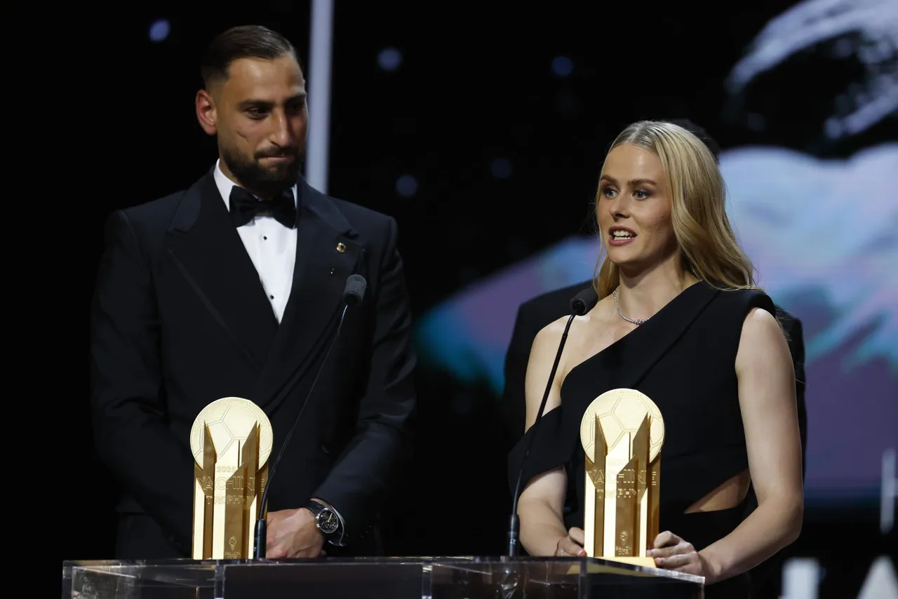 El italiano Gianluigi Donnarumma, portero del Manchester City y la campaña pasada en el PSG, fue galardonado este lunes con el Trofeo