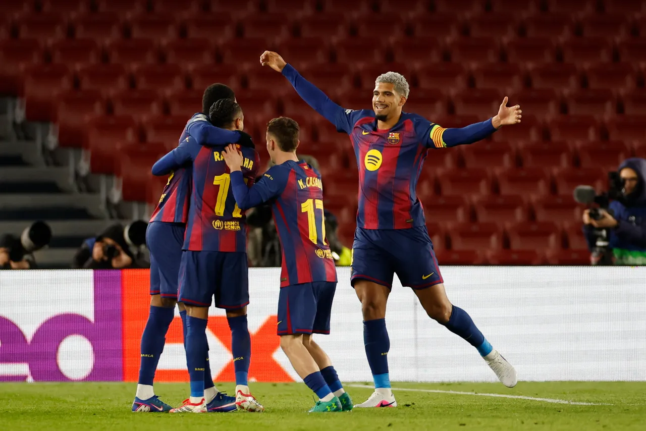 Los jugadores del FC Barcelona celebran el cuarto gol de su equipo durante el encuentro correspondiente a la última jornada de la fase regular de Liga de Campeones