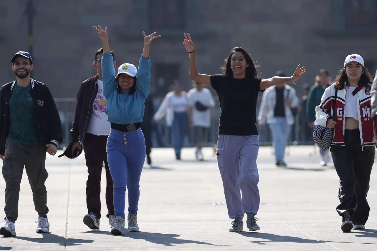 Miles esperan a Rosalía en Ciudad de México al margen de disputas políticas