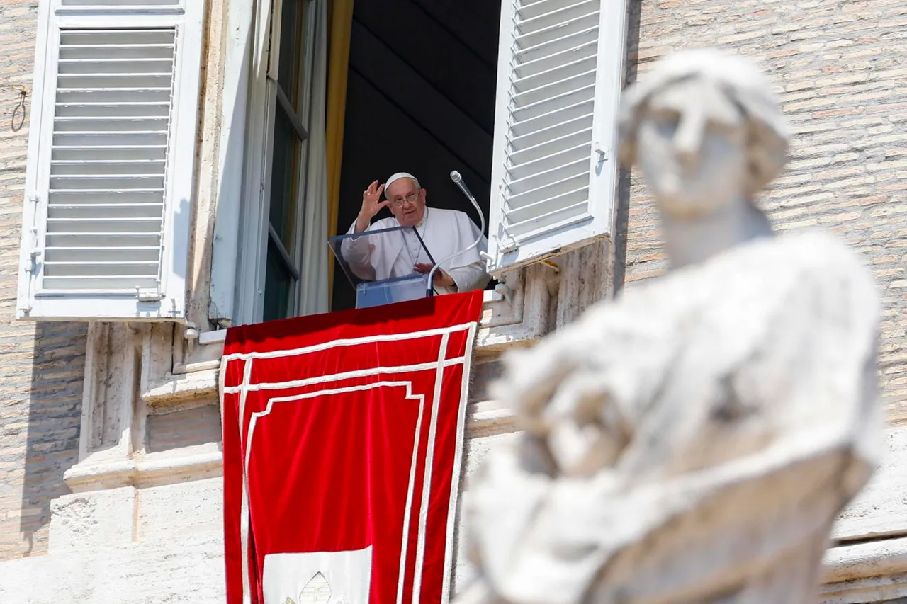 El papa Francisco preside el rezo del Ángelus en la Plaza de San Pedro