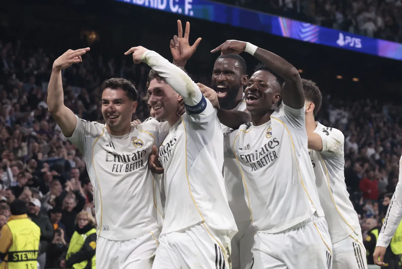 El centrocampista uruguayo del Real Madrid Fede Valverde (2i) celebra su tercer gol durante el encuentro correspondiente a la ida de los octavos de final de la Liga de Campeones que Real Madrid