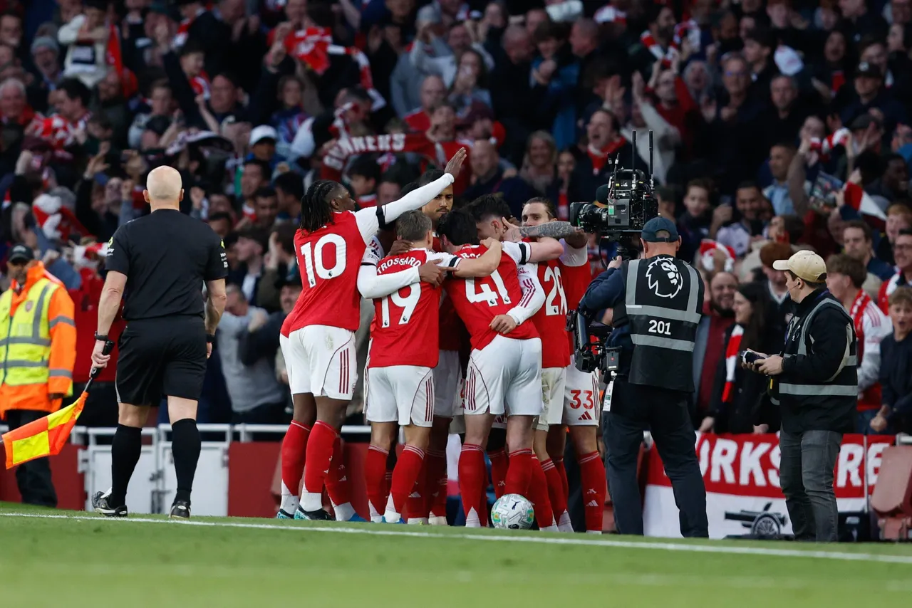 El Arsenal se proclamó este martes campeón de la Premier League 22 años después tras el empate 1-1 del Manchester City en el campo del Bournemouth.