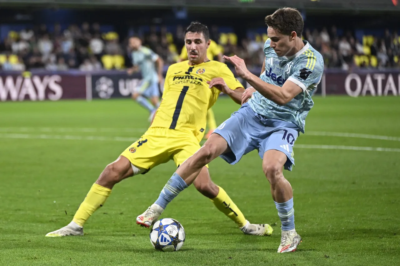 El delantero turco de la Juventus Kenan Yildiz (d) lucha con Santiago Comesaña, del Villarreal