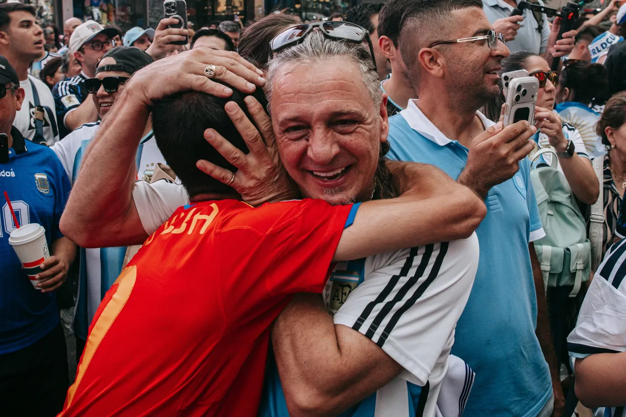 Miles de españoles animaban este sábado por la noche a la selección española en vísperas de la final del Mundial 2026 que jugará el domingo España ante Argentina, con Times Square
