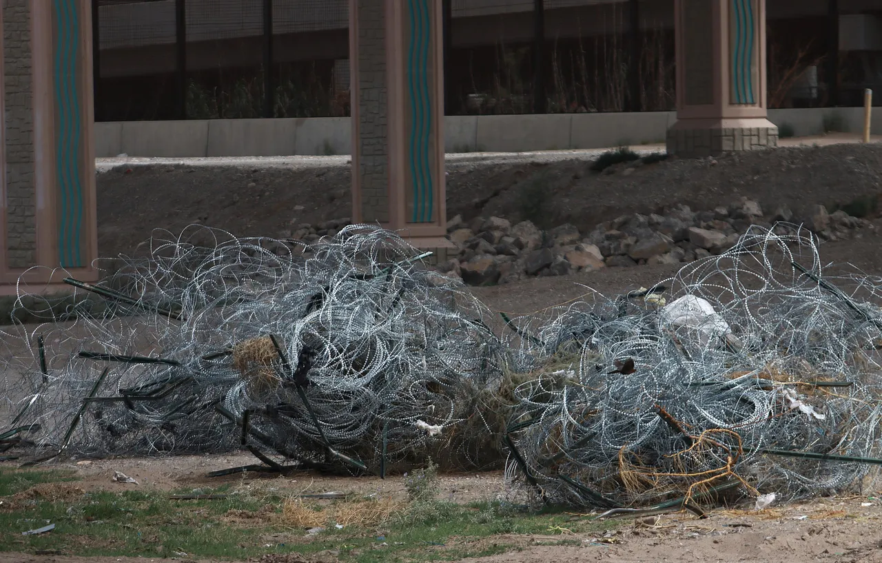 Autoridades de Texas quitan alambrada de navajas en la frontera con México