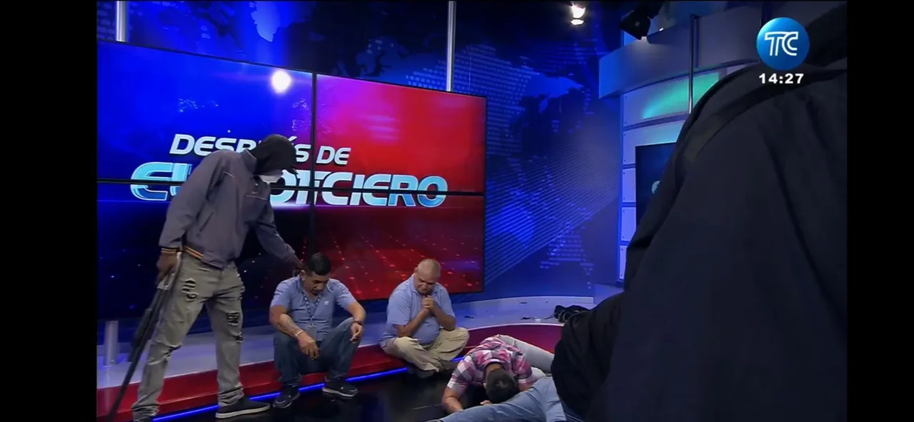Encapuchados armados ingresan en un canal de televisión en Ecuador y someten al personal