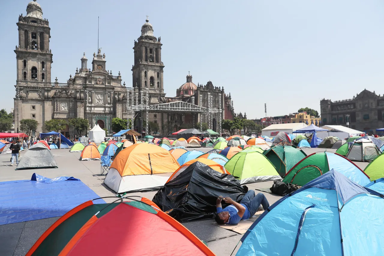 Sheinbaum asegura que mantiene diálogo abierto con maestros mexicanos ante protestas