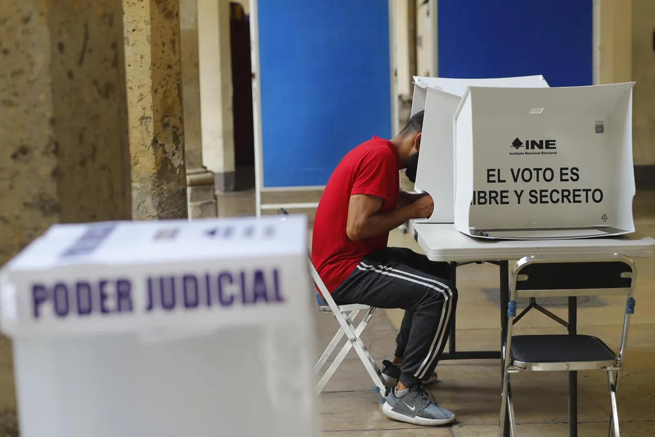 Abren los centros de votación para la inédita elección judicial en México