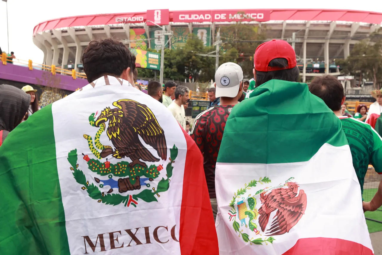 Autoridades decomisan alcohol en el Zócalo, Reforma y alrededores del estadio