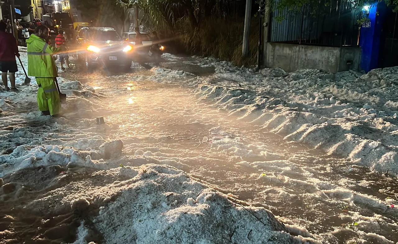 Lluvias en el sur de México dejan calles de Oaxaca repletas de hielo