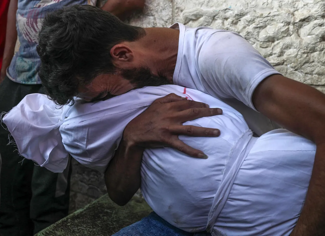 Ataque aéreo israelí mata a varios miembros de una familia en el centro de la Franja de Gaza