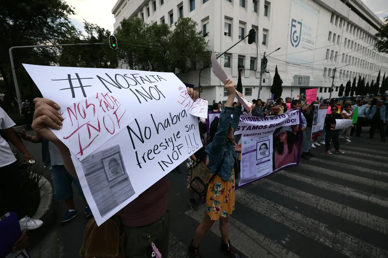 Protestan en Fiscalía de Ciudad de México por desaparición de rapera