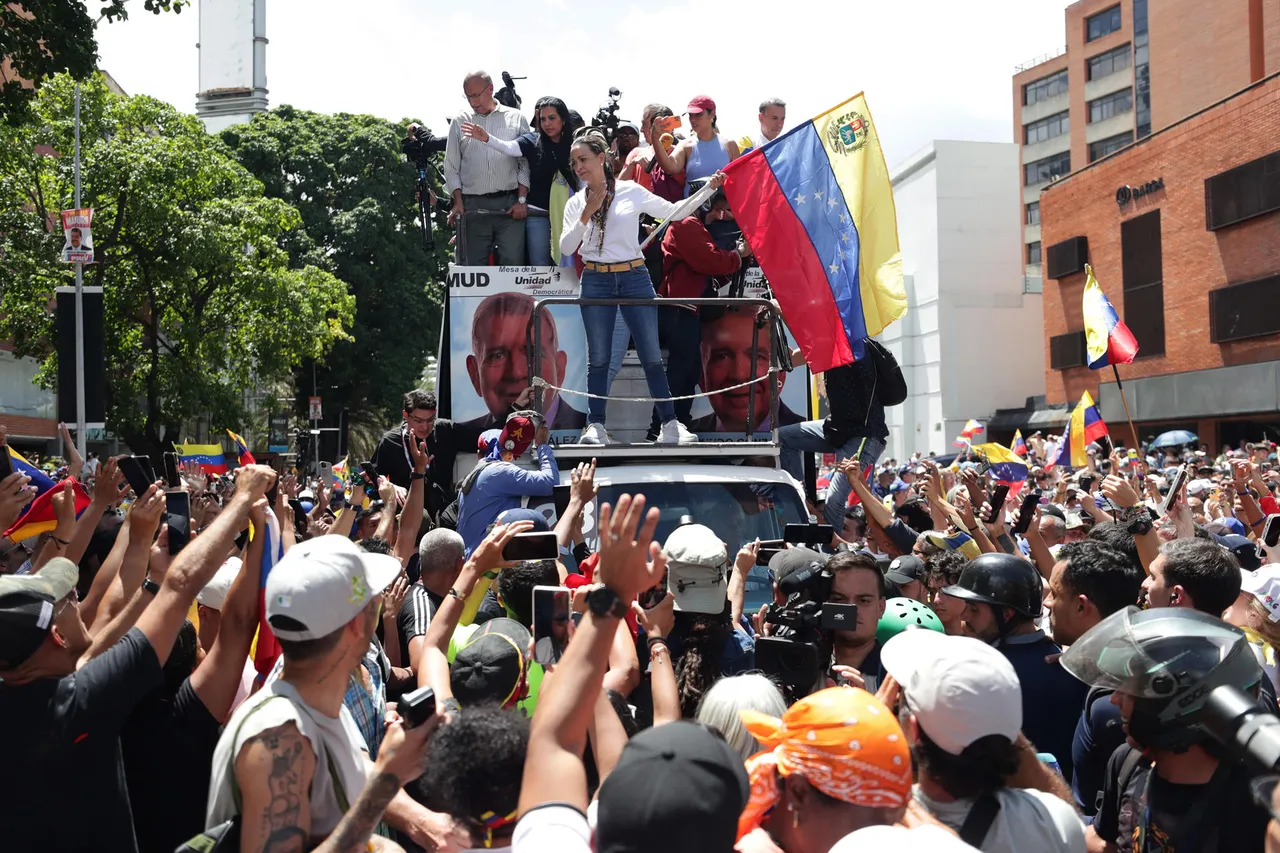 Machado es recibida en la protesta opositora en Caracas al grito de &#8220;libertad&#8221;