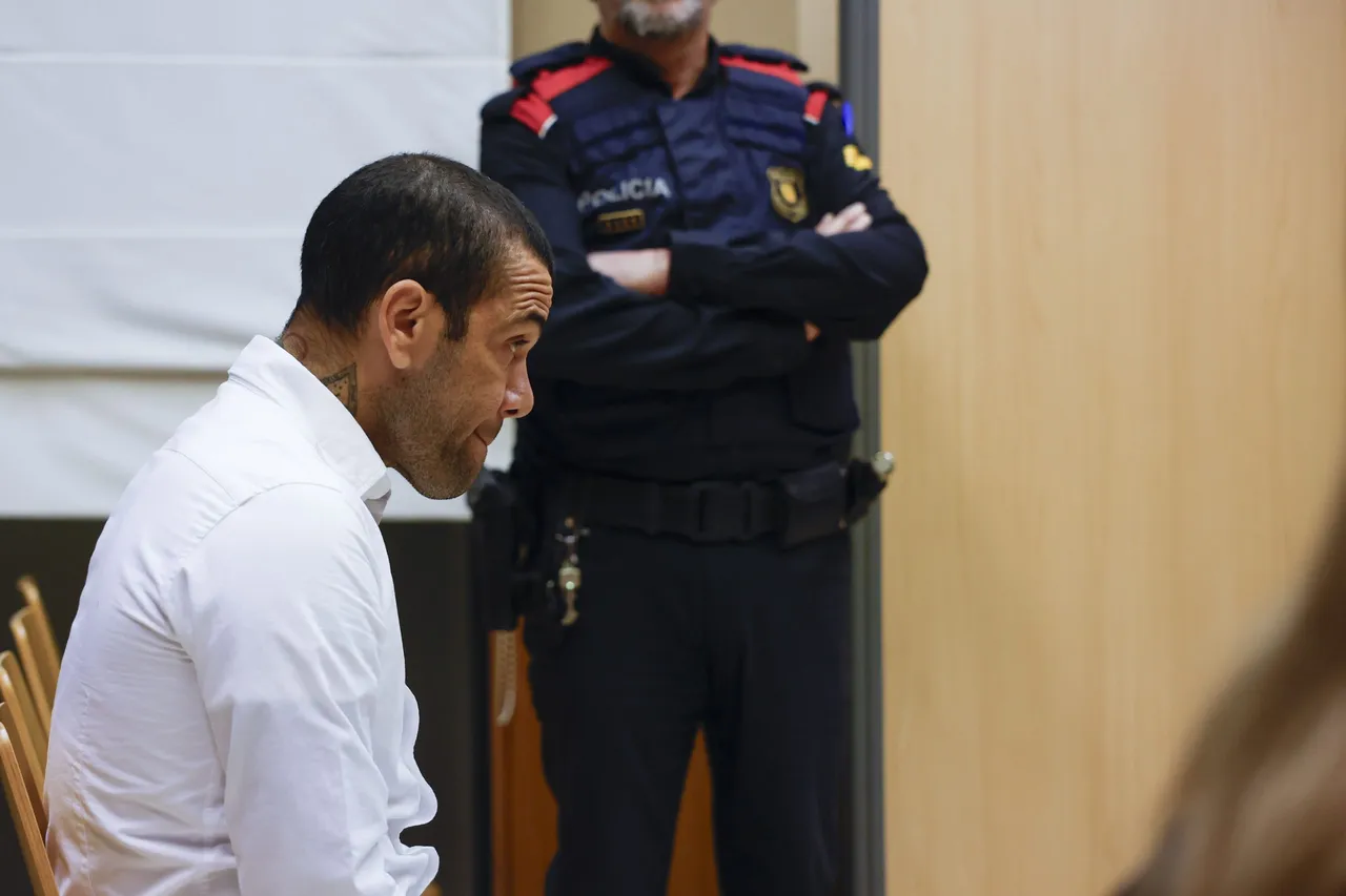 La Audiencia de Barcelona deja en libertad a Alves bajo fianza de un millón de euros