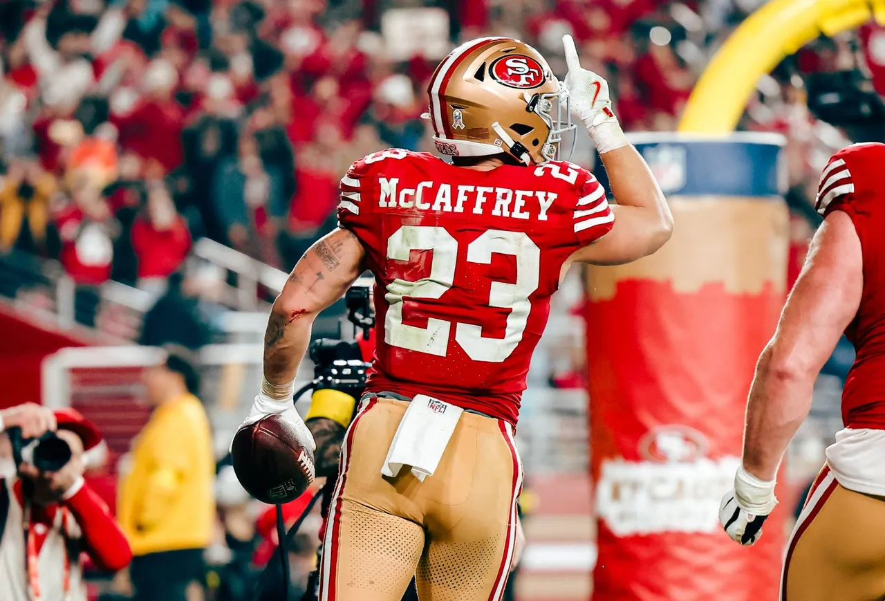 Los San Francisco 49ers se sobrepusieron este lunes a una errática