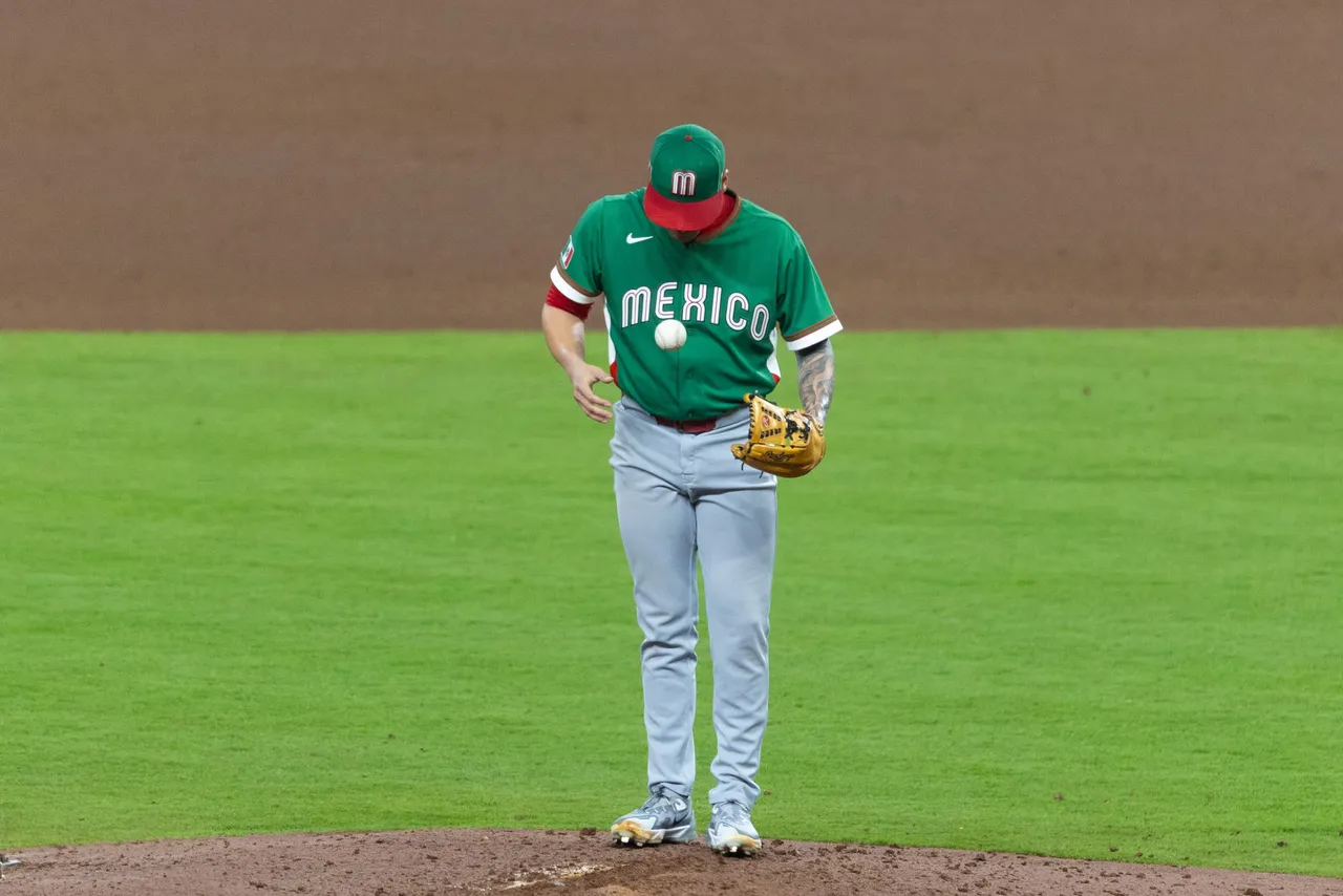 Gerardo Reyes de México lanza una bola este lunes, en un partido del Clásico Mundial
