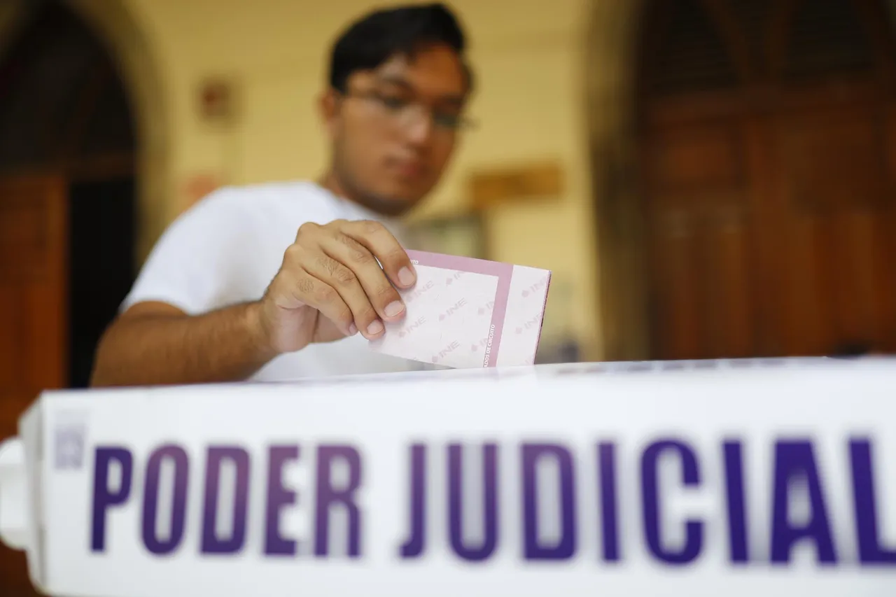 Abren los centros de votación para la inédita elección judicial en México