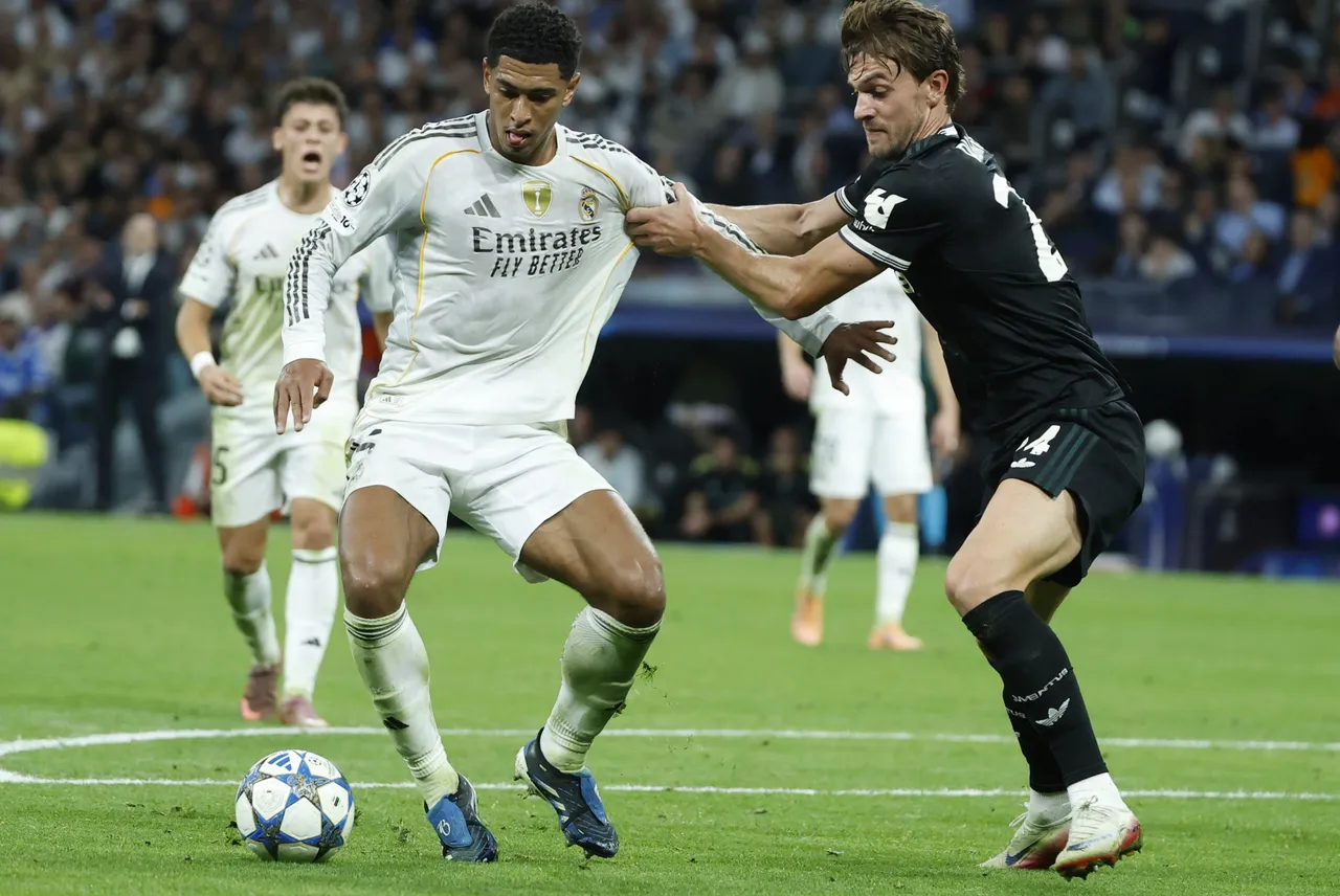 El centrocampista del Real Madrid Jude Bellingham (i) juega un balón ante Daniele Rugani, de la Juventus