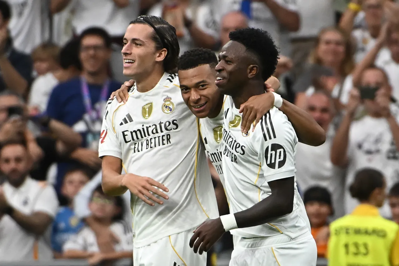 El delantero francés del Real Madrid Kylian Mbappé (c) celebra con Álvaro Carreras (izda) y Vinicius el segundo gol conseguido durante el partido de la jornada 5 de LaLiga EA Sports, que disputan el Real Madrid
