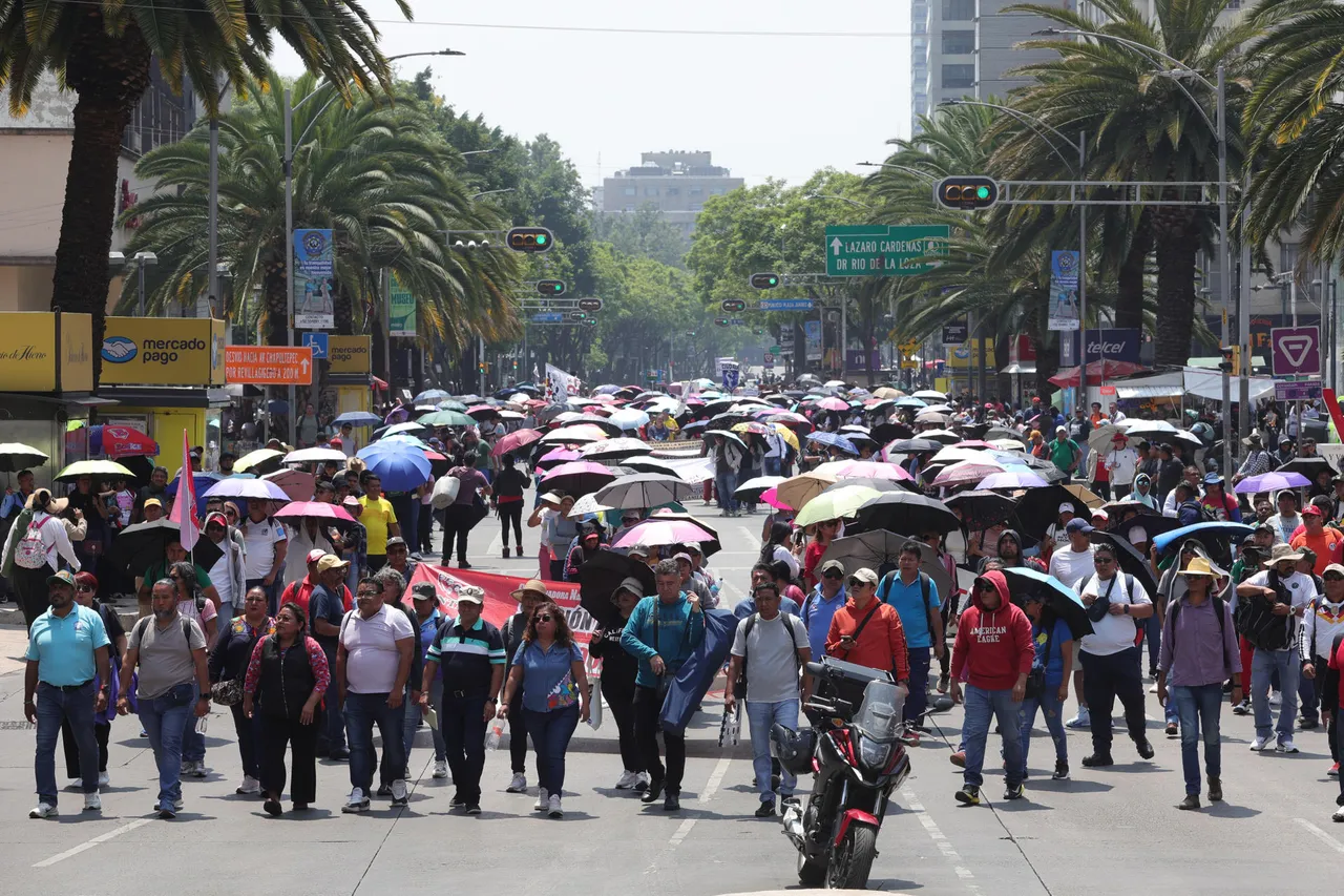 Maestros mexicanos escalan protestas en la capital y toman el aeropuerto de Oaxaca