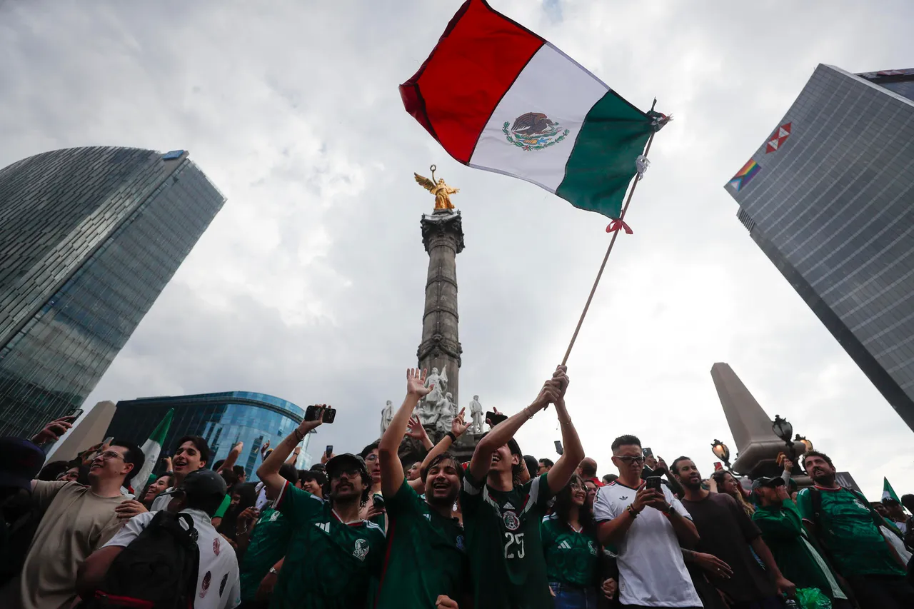 Sectur lanza campaña para que los turistas del Mundial 2026 regresen a México La secretaria de Turismo, Josefina Rodríguez Zamora, aseguró que México demostró al mundo ser el mejor anfitrión durante el Mundial 2026, gracias a la hospitalidad de su gente, su riqueza cultural y natural, así como la diversidad de experiencias que ofreció a millones de visitantes. En este contexto, informó que la dependencia impulsa una estrategia para invitar a quienes conocieron el país durante la Copa del Mundo a regresar y descubrir nuevos destinos. "Vinieron por el Mundial, volverán por México" Como parte de esta estrategia, la Secretaría de Turismo (Sectur) presentó la campaña "Vinieron por el Mundial, volverán por México", que se difundirá a través de plataformas digitales y redes sociales. La iniciativa busca motivar a los turistas que visitaron el país durante el torneo a regresar para conocer los 32 estados de la República, sus Pueblos Mágicos, playas, ciudades, gastronomía, tradiciones y riqueza cultural. Buscan mantener el interés internacional por México Rodríguez Zamora destacó que el Mundial representó una oportunidad histórica para proyectar la imagen de México ante millones de personas, fortaleciendo su posicionamiento como uno de los destinos turísticos más atractivos del mundo. "México no solo fue el mejor anfitrión del Mundial; es el mejor anfitrión del mundo. La calidez de nuestra gente y la riqueza de nuestra cultura hicieron que millones de personas vivieran una experiencia inolvidable", afirmó. La funcionaria explicó que la campaña busca mantener la conversación internacional sobre México y aprovechar la proyección alcanzada durante la justa deportiva para incrementar la llegada de visitantes en los próximos años. Llaman a embajadas y al sector turístico a difundir la campaña La titular de Sectur convocó a las embajadas de México, representaciones diplomáticas, gobiernos estatales, cámaras empresariales, organismos turísticos y aliados estratégicos a sumarse a la difusión de la campaña para fortalecer la promoción del país en el extranjero. Finalmente, destacó que el legado del Mundial 2026 trasciende el ámbito deportivo, al representar una oportunidad para consolidar la presencia de México en los mercados internacionales mediante una estrategia centrada en la hospitalidad, la autenticidad y la diversidad de experiencias que ofrece el país.