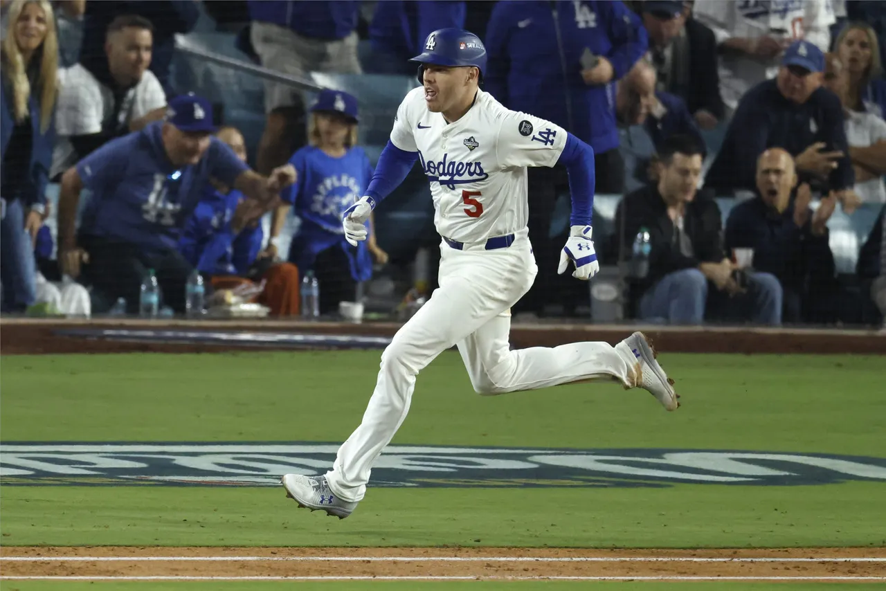 Los Angeles Dodgers Freddie Freeman hurries