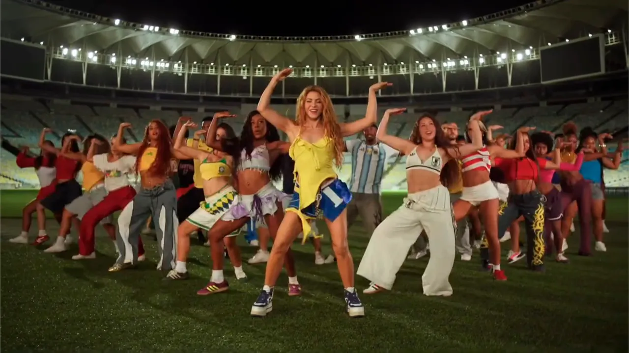 Captura de video cedido por Shakira que muestra a la cantante colombiana en un fragmento del nuev