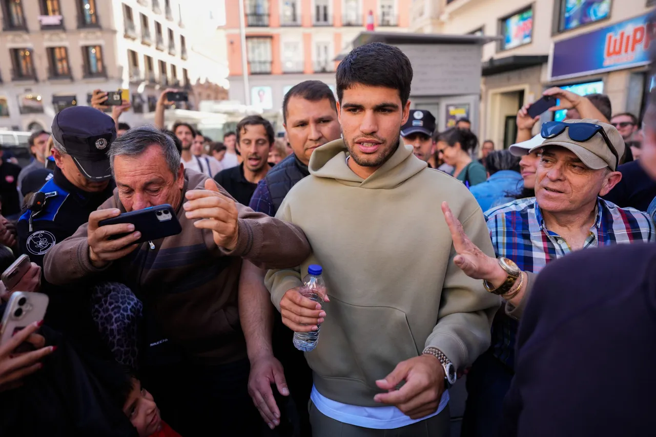 El tenista Carlos Alcaraz visita el Bienstar Sport Center